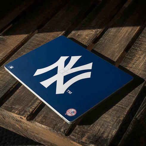 MLB New York Yankees - Solid Distressed Surface Laptop 2 Skin